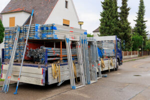 Gerüstbau LKW beim Anliefern von Baugerüst